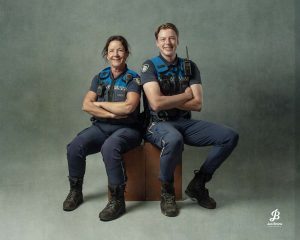 Om twee personen van Handhaving in een studiosetting te fotograferen leek mij ook leuk.