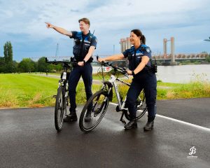 Handhaving zorgt er voor dat regels en wetten nageleefd worden in Nissewaard, wat de basis vormt voor een goed functionerende samenleving. Of het nu gaat om het controleren van verkeersregels, het tegengaan van overlast, of het handhaven van milieuregels, hun werk draagt bij aan een leefbare en veilige omgeving voor iedereen.